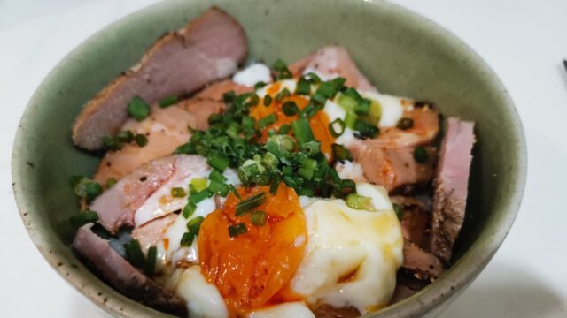 温泉卵と豚ハム丼